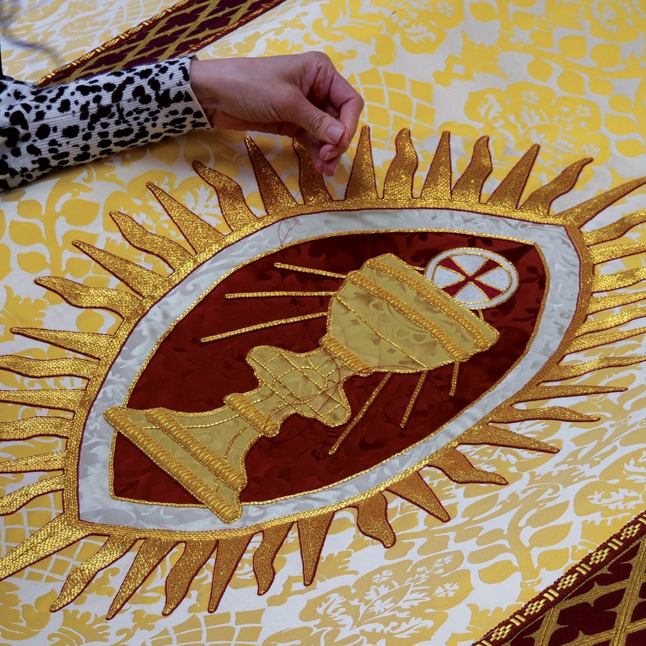 Altar Frontal in White/Gold 'Davenport' with Gothic Trellis Orphreys - Watts & Co.