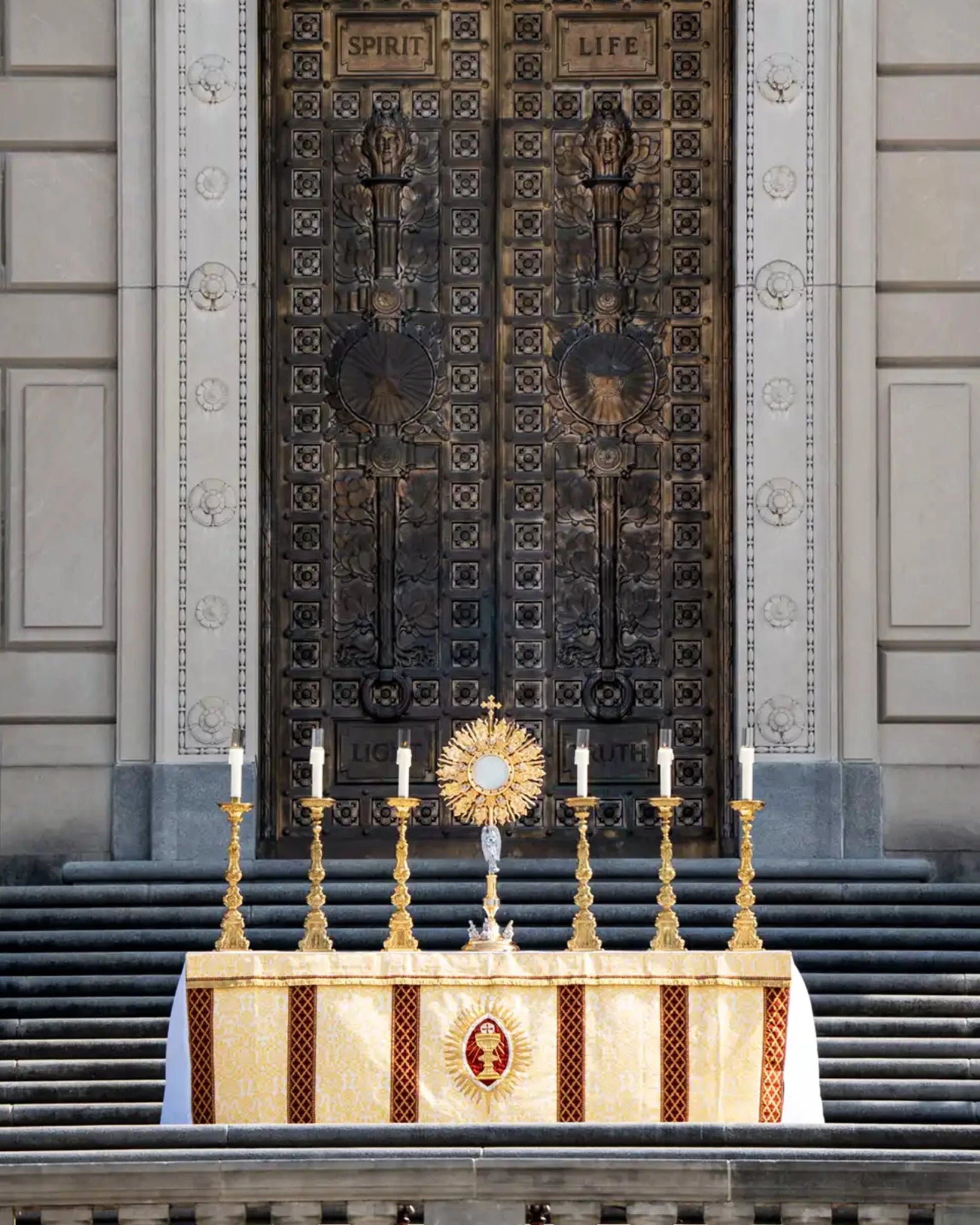 Altar Frontal in White/Gold 'Davenport' with Gothic Trellis Orphreys - Watts & Co.