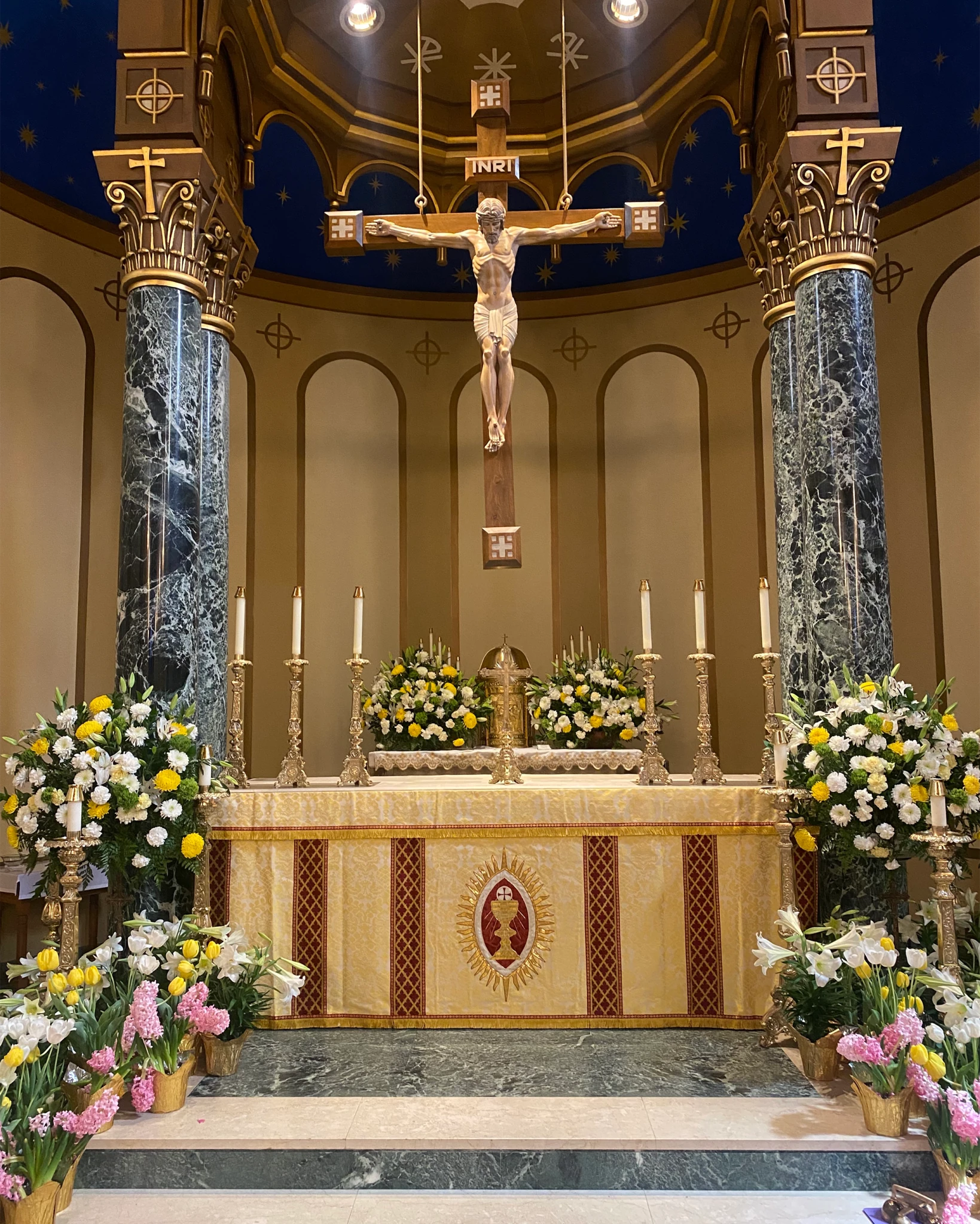 Altar Frontal in White/Gold 'Davenport' with Gothic Trellis Orphreys - Watts & Co.