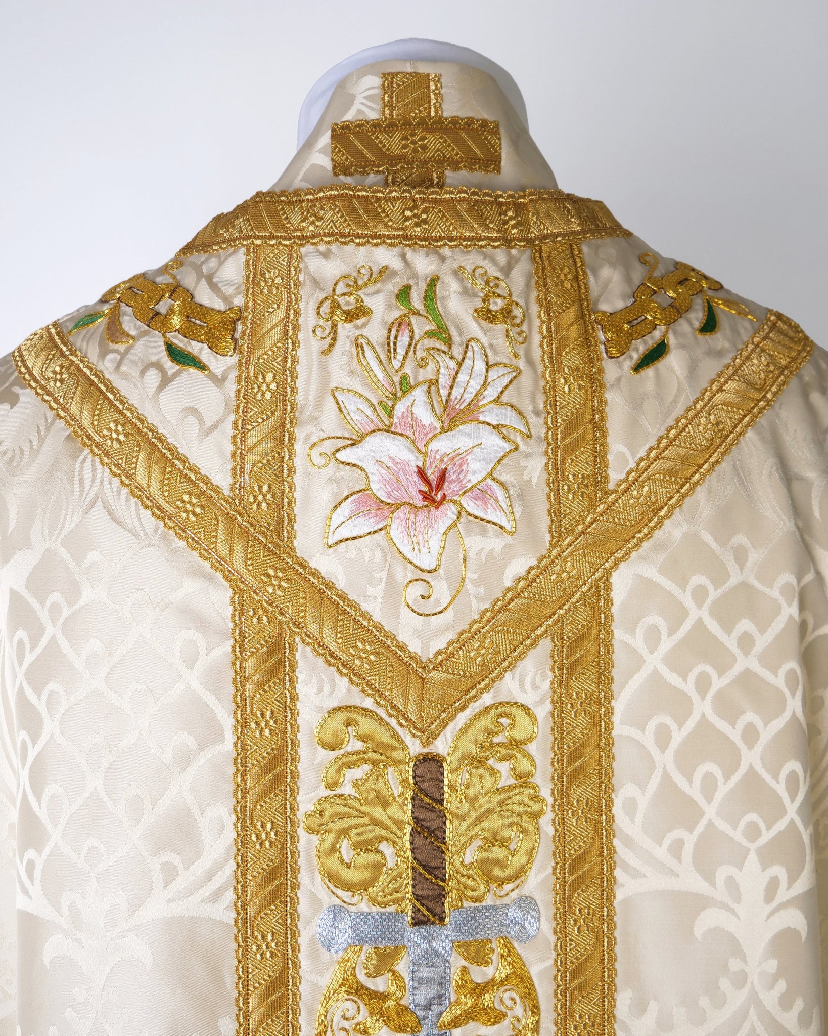 Neri Chasuble in Cream 'Comper Cathedral' with Embroidered Orphreys - Watts & Co.