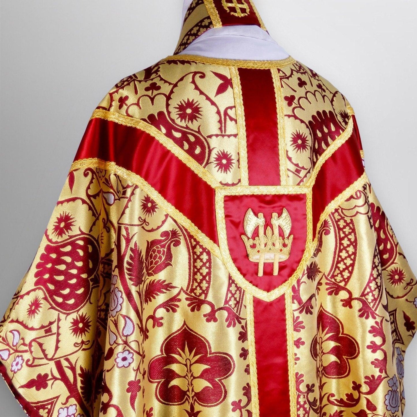 Full Gothic Chasuble in Red/White/Gold Comper Strawberry - Watts & Co. (international)