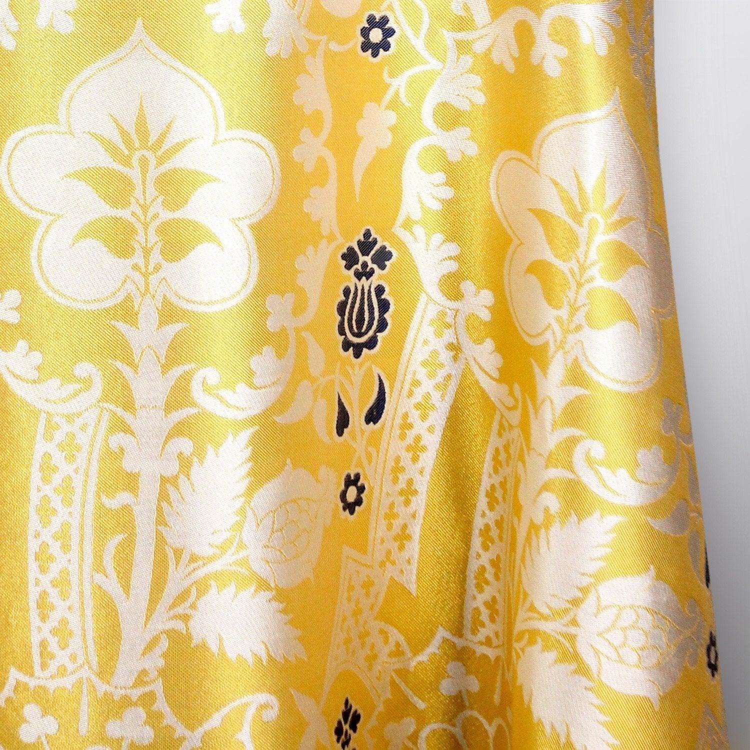 Spanish Chasuble in White/Gold/Blue Comper Strawberry - Watts & Co. (international)